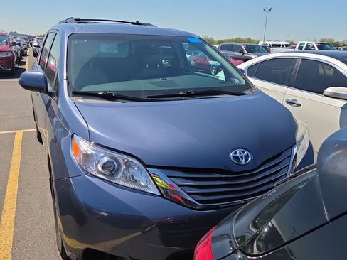 Used 2017 Toyota Sienna XLE Premium FWD image 4