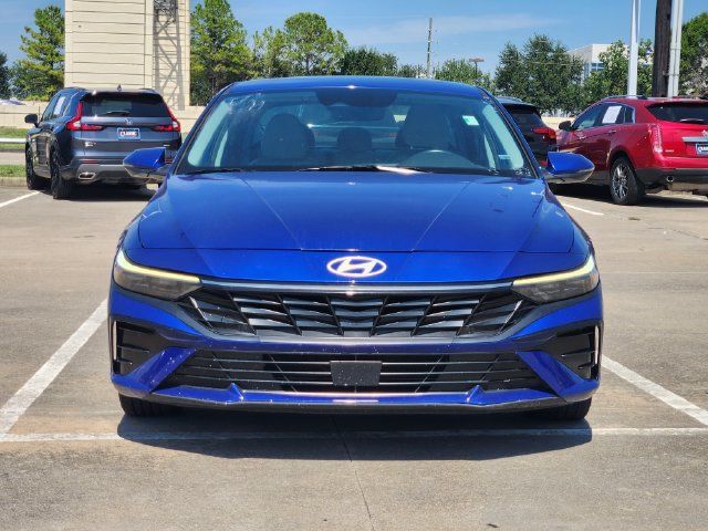 Used 2025 Hyundai Elantra Limited FWD image 2