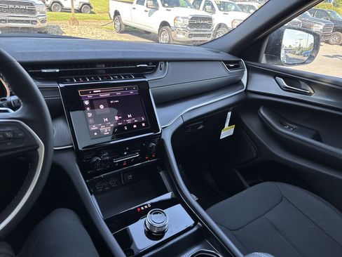 New 2025 Jeep Grand Cherokee Laredo X w/ Luxury Tech Group I image 22