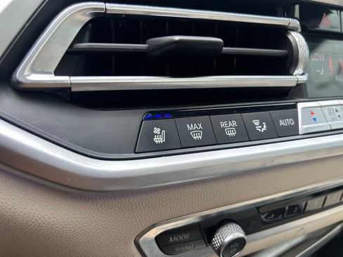 Used 2022 BMW X7 xDrive40i w/ M Sport Package AWD/4WD image 33