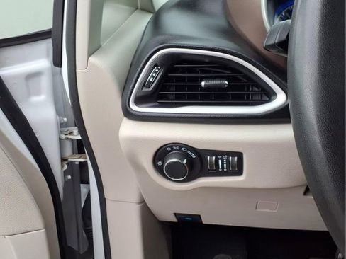 Used 2024 Chrysler Voyager LX FWD image 12