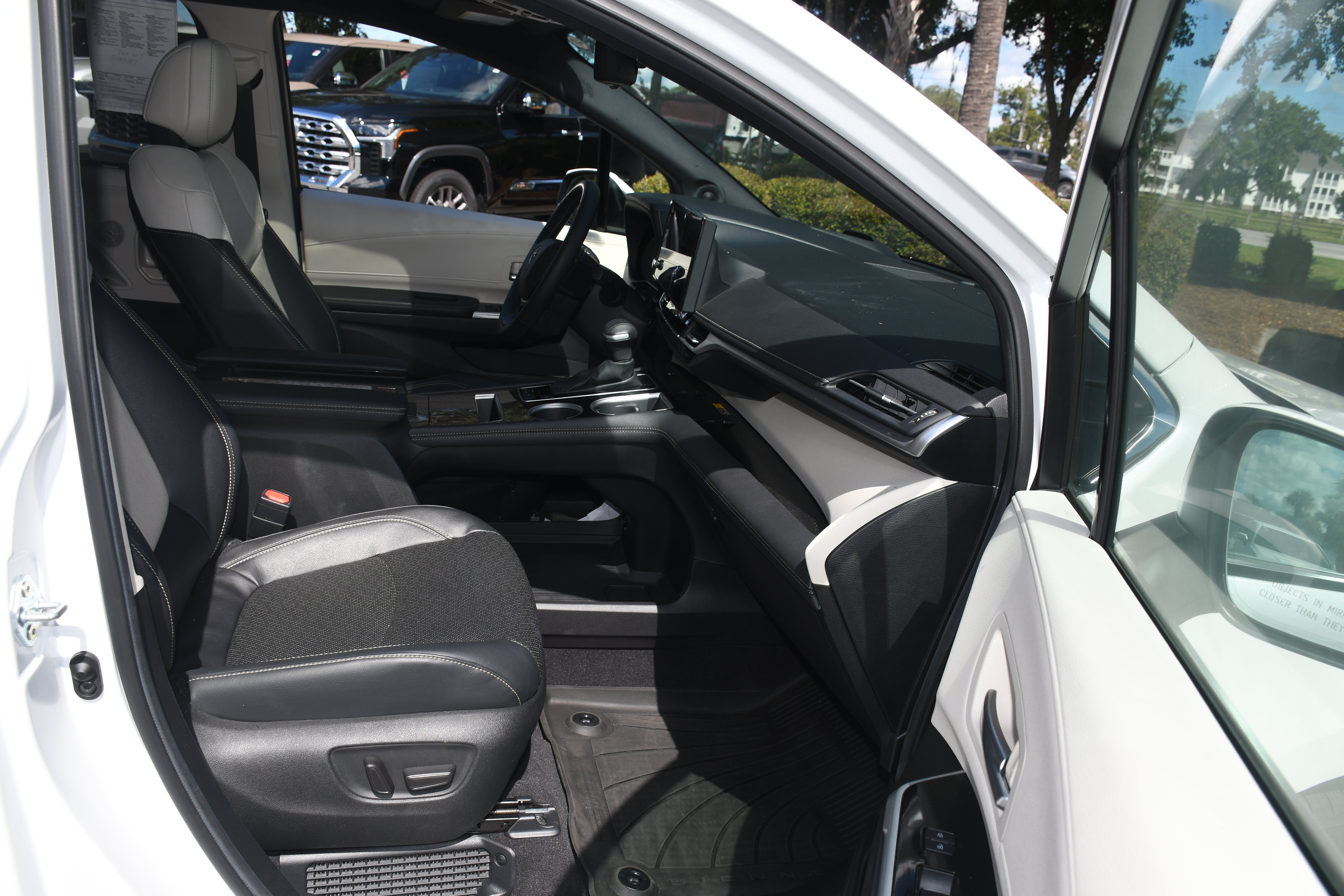 Certified 2025 Toyota Sienna Platinum AWD/4WD image 22