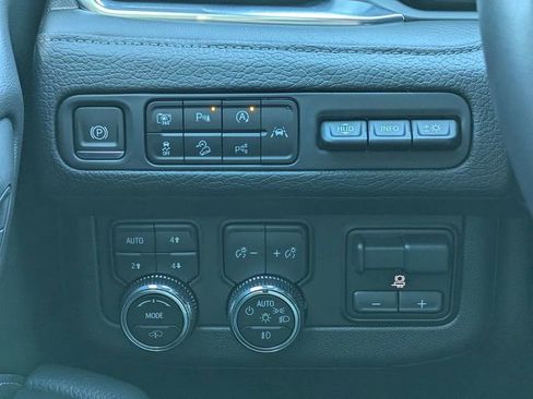Used 2023 GMC Yukon XL Denali w/ Advanced Technology Package AWD/4WD image 29