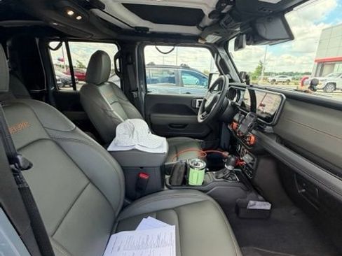 Used 2025 Jeep Gladiator Mojave AWD/4WD image 11
