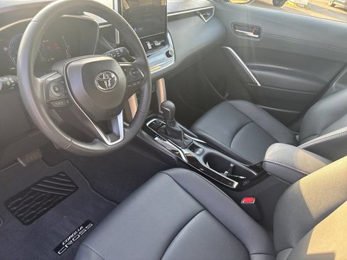 Used 2025 Toyota Corolla Cross XLE AWD/4WD image 11