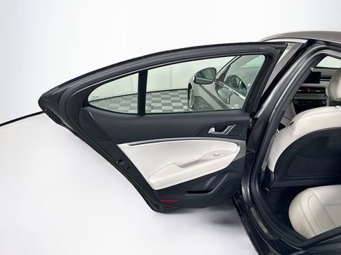 Used 2025 Genesis G70 2.5T image 25