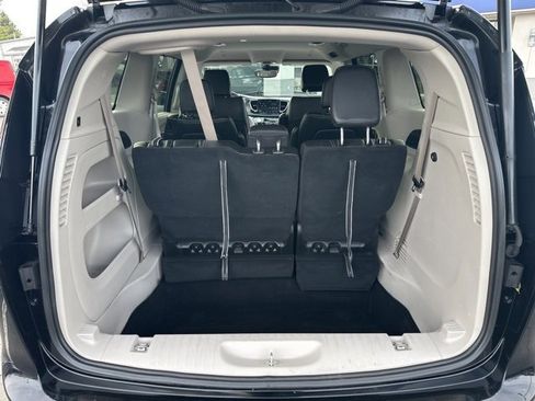 Used 2024 Chrysler Pacifica Touring-L image 16