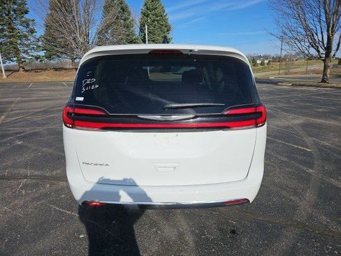 Used 2023 Chrysler Pacifica Touring-L image 5