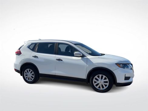 Used 2019 Nissan Rogue S image 2