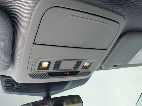 Used 2022 Ford Explorer XLT w/ Equipment Group 202A AWD/4WD image 16