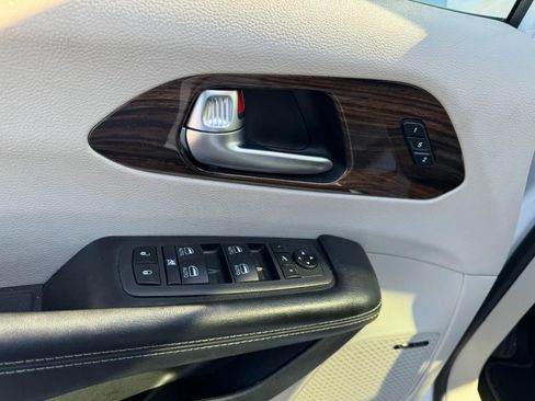Used 2022 Chrysler Pacifica Limited image 17