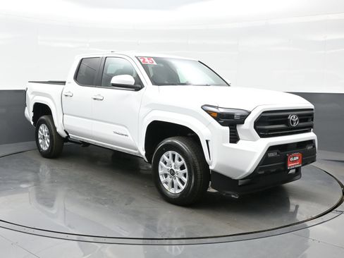 Used 2025 Toyota Tacoma SR5 image 8