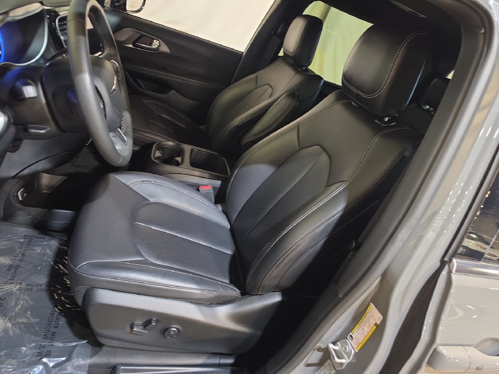Used 2025 Chrysler Pacifica Select FWD image 13