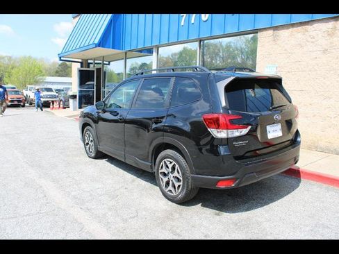 Used 2022 Subaru Forester Premium AWD/4WD image 3
