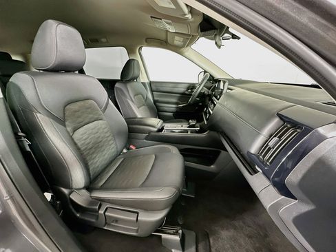 Used 2025 Nissan Pathfinder SV FWD image 32