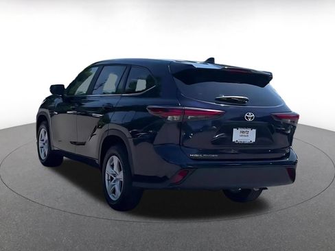 Used 2025 Toyota Highlander LE FWD image 11