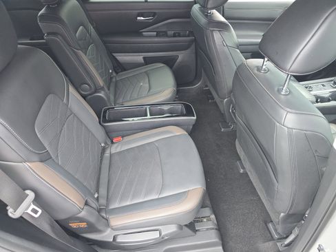 Used 2024 Nissan Pathfinder Platinum AWD/4WD image 31