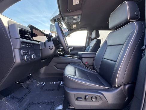 Used 2025 Chevrolet Suburban Premier image 25