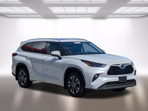 Certified 2022 Toyota Highlander XLE image 1