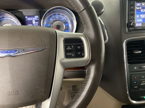 Used 2014 Chrysler Town & Country Touring FWD image 22