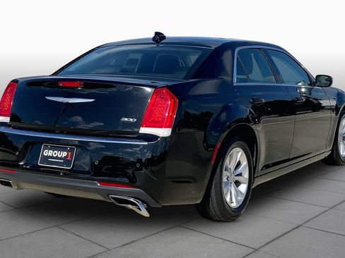 Used 2016 Chrysler 300 Limited RWD image 13