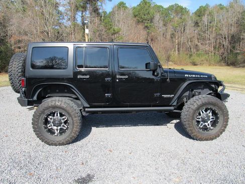 Used 2016 Jeep Wrangler Unlimited Rubicon w/ Connectivity Group image 7