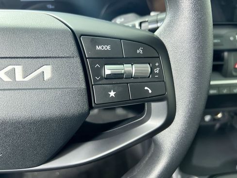 New 2025 Kia K4 LXS image 18