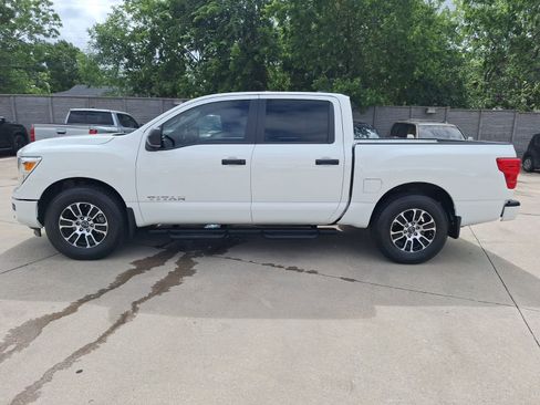 Used 2024 Nissan Titan SV w/ SV Convenience Package RWD image 3