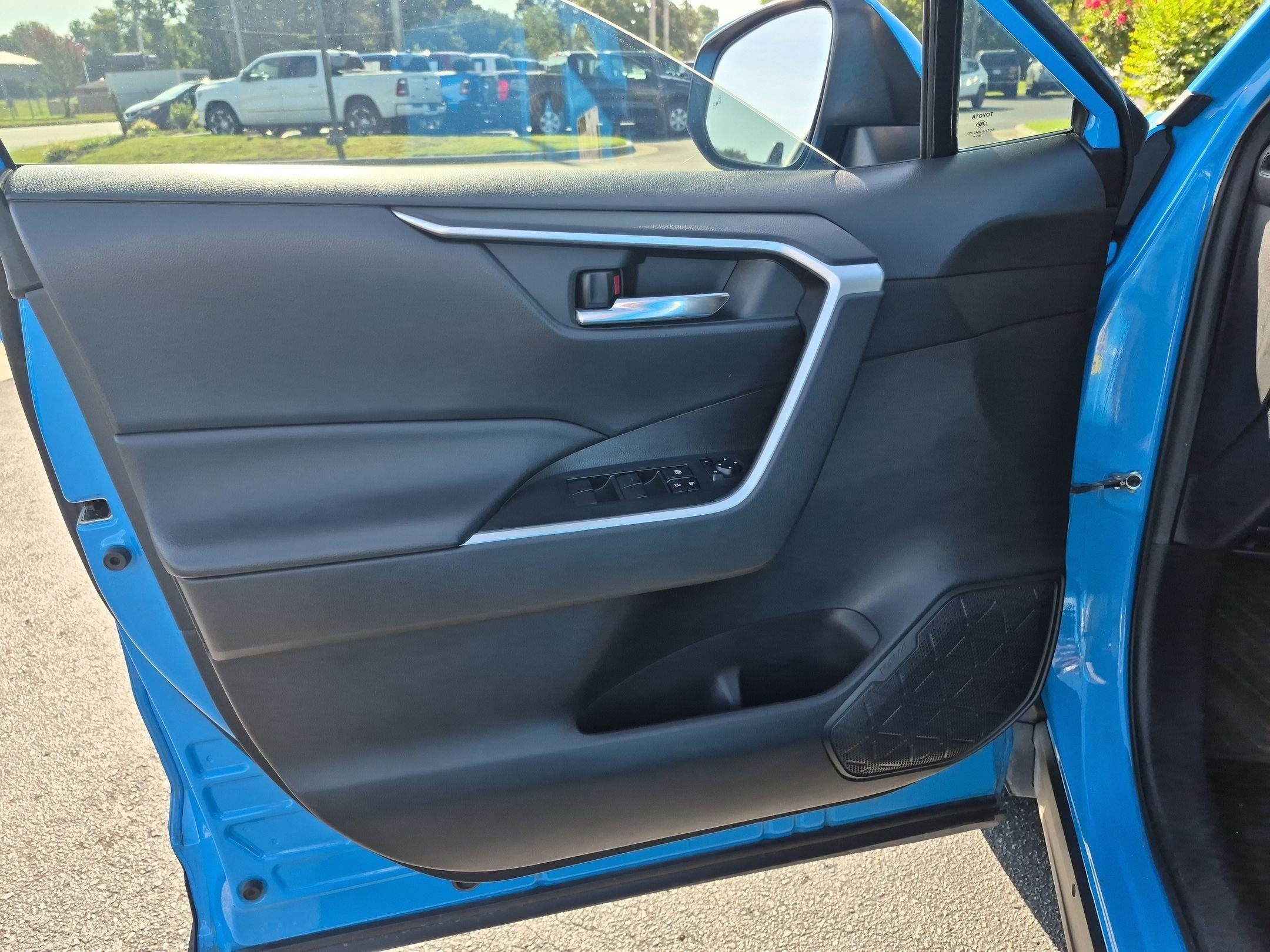 Used 2021 Toyota RAV4 XLE FWD image 10