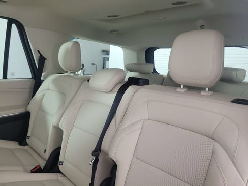 New 2027 Lincoln Navigator Premiere RWD image 13
