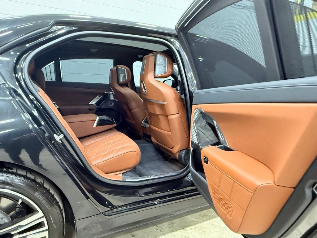 Used 2023 BMW i7 xDrive60 AWD/4WD image 49