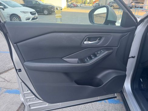 Used 2025 Nissan Rogue SV image 18