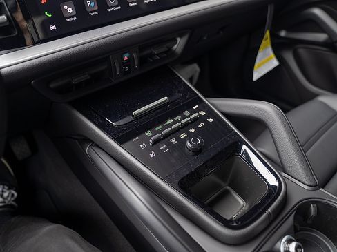 Used 2025 Porsche Cayenne Coupe image 14