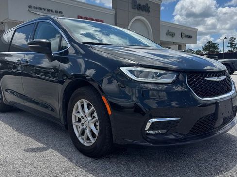 Used 2023 Chrysler Pacifica Touring-L FWD image 1