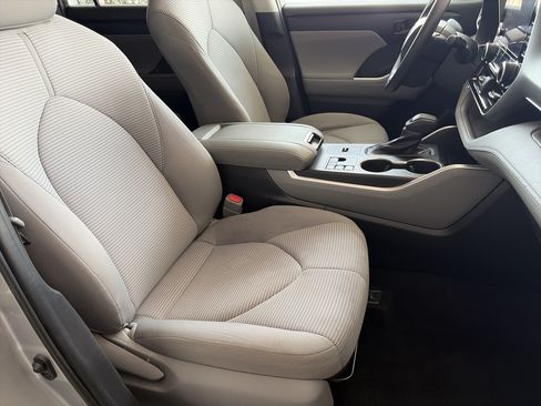 Used 2023 Toyota Highlander L FWD image 16