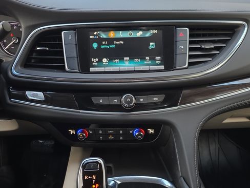 Used 2018 Buick Enclave Essence image 24