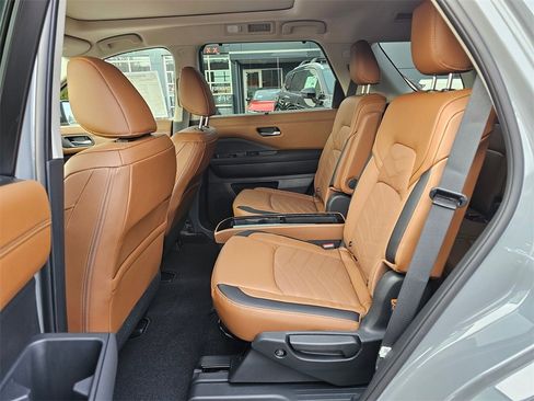 New 2025 Nissan Pathfinder Platinum image 12