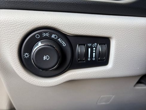 Used 2023 Chrysler Pacifica Touring-L FWD image 28