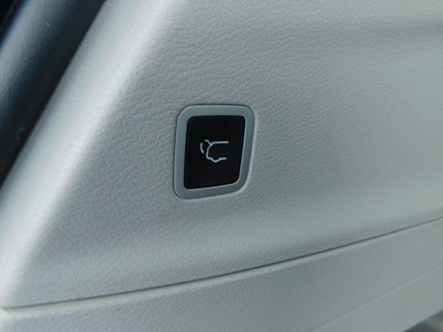 Used 2023 Chrysler Pacifica Touring-L image 14