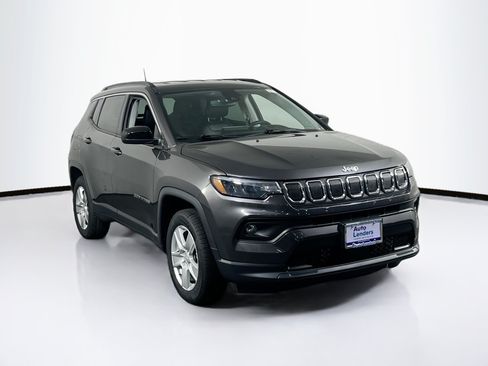 Used 2022 Jeep Compass Latitude w/ Convenience Group AWD/4WD image 3