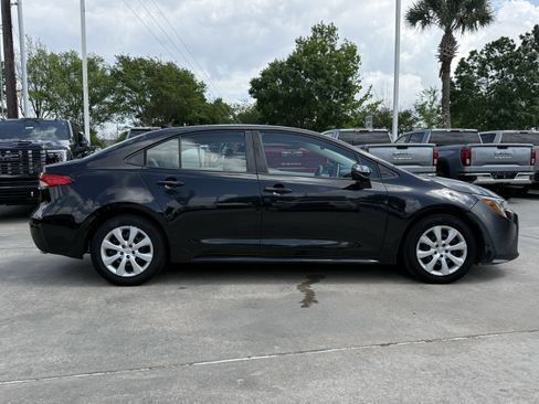 Used 2020 Toyota Corolla LE image 3