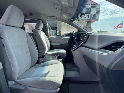 Used 2017 Toyota Sienna LE FWD image 25