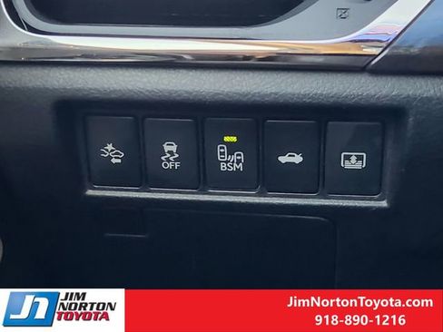 Used 2018 Toyota Avalon Limited image 24