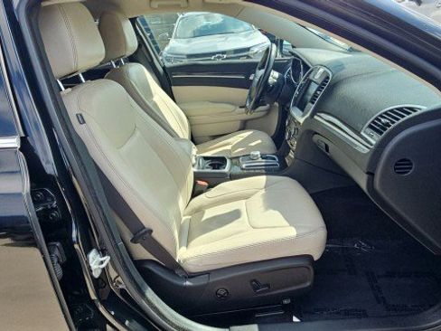 Used 2015 Chrysler 300 Limited RWD image 26
