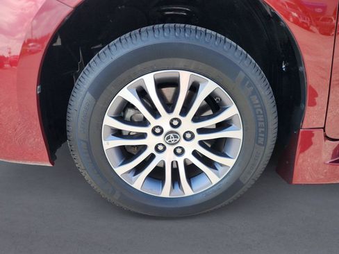 Used 2019 Toyota Sienna XLE w/ XLE Navigation Package FWD image 9
