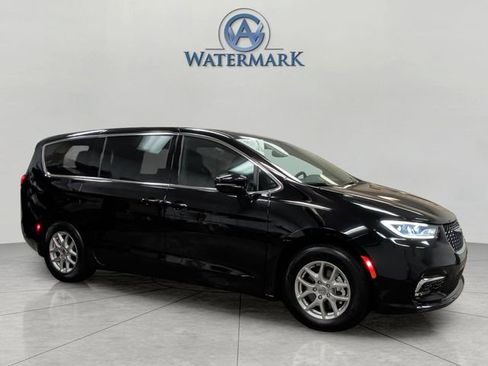 Used 2025 Chrysler Pacifica Select FWD image 7