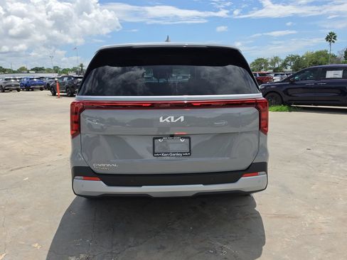 New 2027 Kia Carnival LX FWD image 7