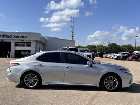 Used 2020 Toyota Camry SE w/ Convenience Package FWD image 4
