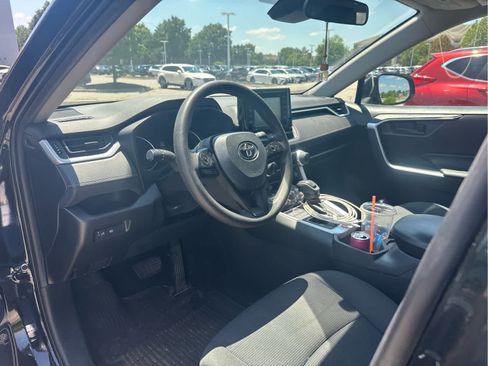 Used 2020 Toyota RAV4 LE AWD/4WD image 6