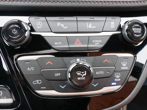 New 2026 Chrysler Pacifica Pinnacle w/ Trailer Tow Group FWD image 23